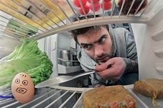 Утром в холодильнике ржали все, кроме яиц и молока. Днём всё продолжали хихикать. И только ...