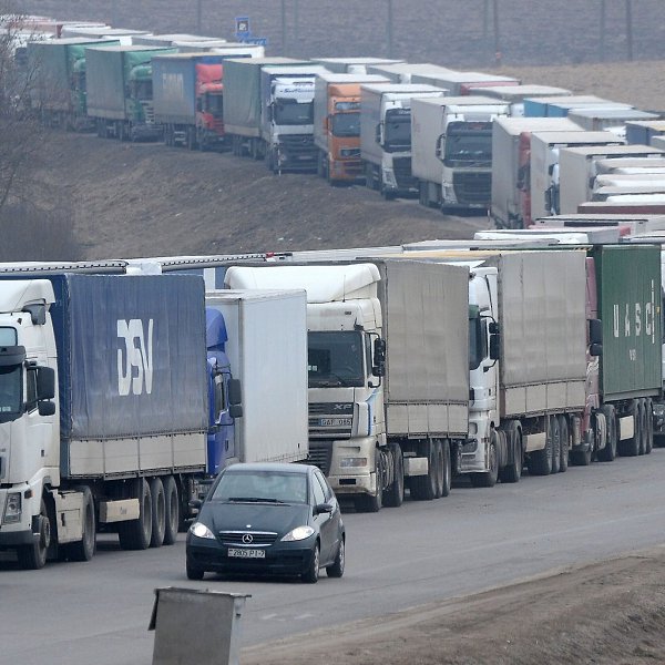 На границе с Казахстаном застряли семь тысяч фур с китайскими товарами. Продавцы несут убытки и ...