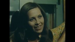 Долгое путешествие к морю (1976)Он и Она едут на поезде к морю, чтоб провести отпуск и отпраздновать свадьбу. Он уже немолод, из себя невидный, бросивший жену из-за любви к Ней. Она — гораздо его мо...