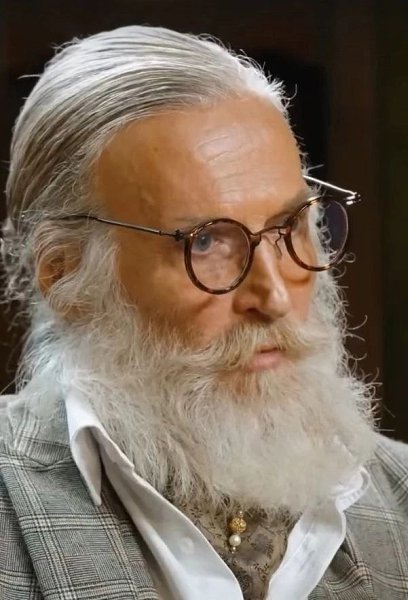 Что произошло с Джигурдой Эпатажный актер стал напоминать Деда Мороза. 63-летний актер удивил своих ...