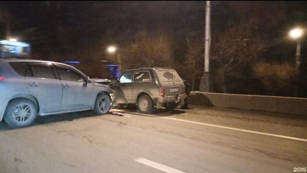 Коммунальный мост стоит: пробка в сторону правого берега. 2ГИС показывает, что причина — авария. ...