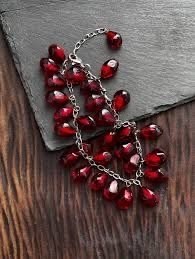 Смородина, малина, гранат, черника, крыжовник, земляника — эти украшения будто собраны на утренней ... - 5