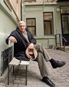 Такое у меня было детство... Из ущелья, где грохотала речка, медленно, в поту, поднималась бабуля. С ...