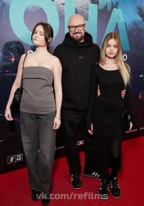 49-летний режиссер Марк Горобец вышел в свет с 18-летней женой и 19-летней дочерью.В декабре ... - 2