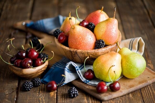 Стою я за женщиной в овощном ларьке, черешни хочу купить. А женщина что-то недовольна грушами: — ...