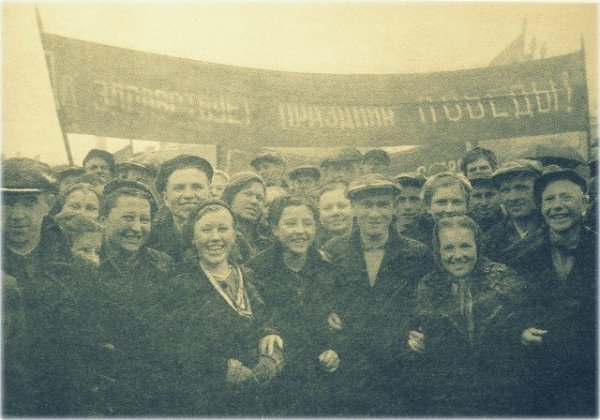 Театральная площадь 80 лет назад. 9 мая 1945 года в Кирове было холодно, шёл мокрый снег. Но это не ... - 4