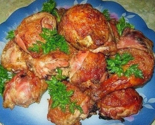 Курица маринованная в кефире.Ингредиенты:кефир,куриные бедра,картофель,специи,соль, ...
