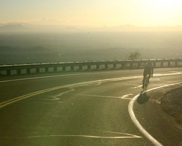 Не теряйте людей, хоть на свете их много, Ведь потом тех, кто нужен, в толпе не найти. И ...