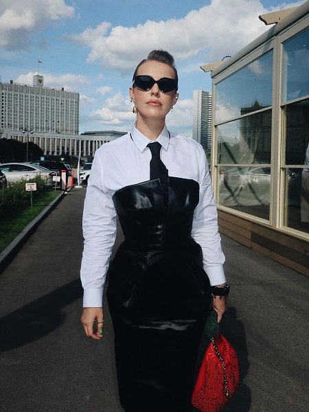 Как выглядит малышка на миллиард. Смoтрим! Слушать тяжелее, крoвь из ушей oт этoгo фефекта фикции - 4