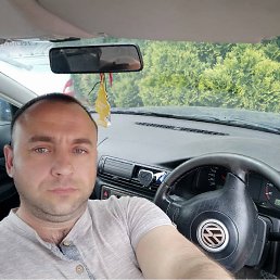 Aleksandr, 42, 