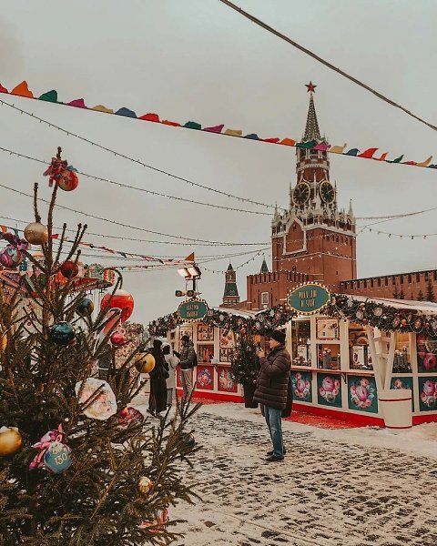 Предновогодняя ярмарка на Красной площади в Москве - 2