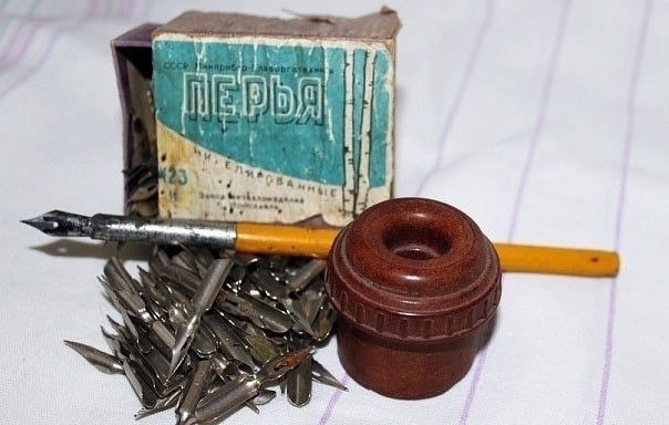Кто застал время, когда писали пером? У нас и сейчас сохранилась такая ручка и промокашка. Внукам ...