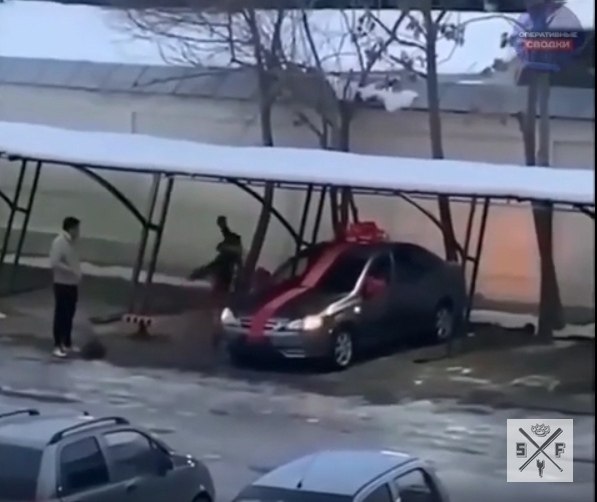 Женщина демонстративно разбила стекло подаренного мужем автомобиля. Причина — несоответствие ...