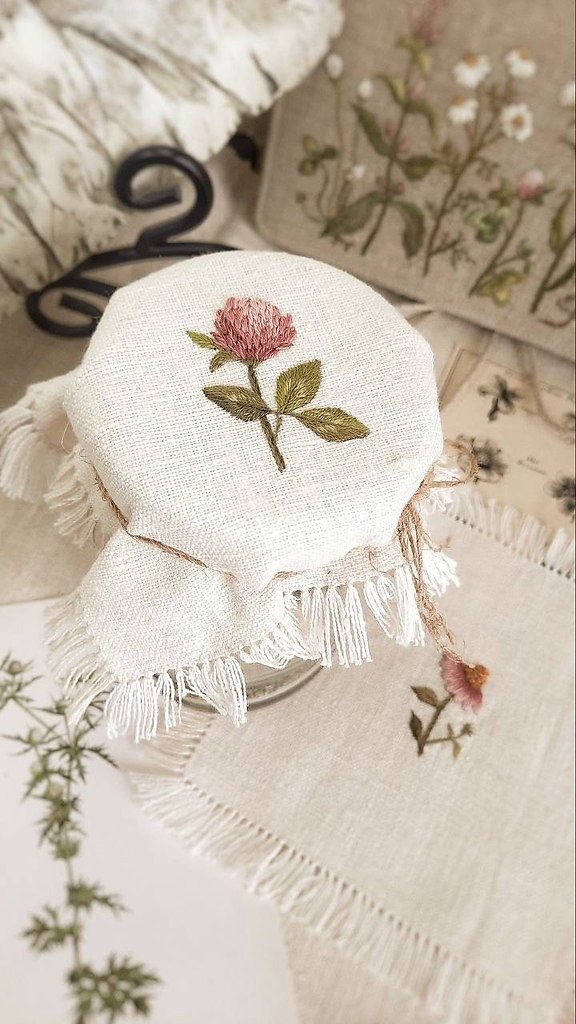 Вышивка на тканевых крышечках для баночек — это не просто декоративный элемент, а тёплая деталь, ... - 2