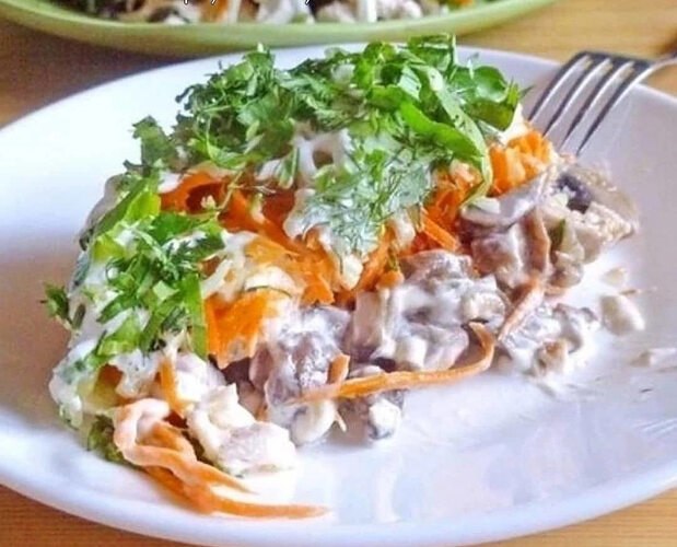 Салат, который уделал даже оливье — салат с жаренными шампиньонами. Ингредиенты: Куриное филе — 250 ...