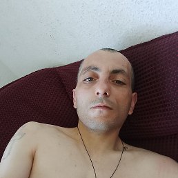 Gio, 33, 