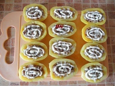 СЕЛЁДКА ПОД ШУБОЙ В КАРТОФЕЛЬНЫХ ЛОДОЧКАХ .ИНГРЕДИЕНТЫ:- 1 крупная слабосоленая селедка - 8-10 ... - 4
