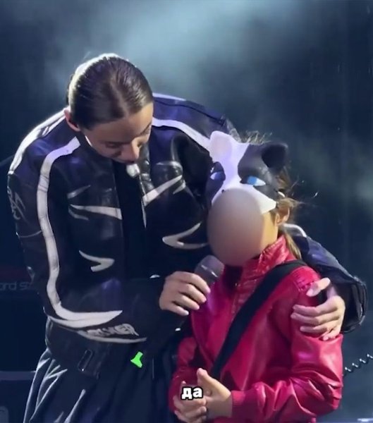 MIA BOYKA высмеяла девочку в маске кошки на концерте в Надыме. Дело в том, что посреди выступления ... - 2