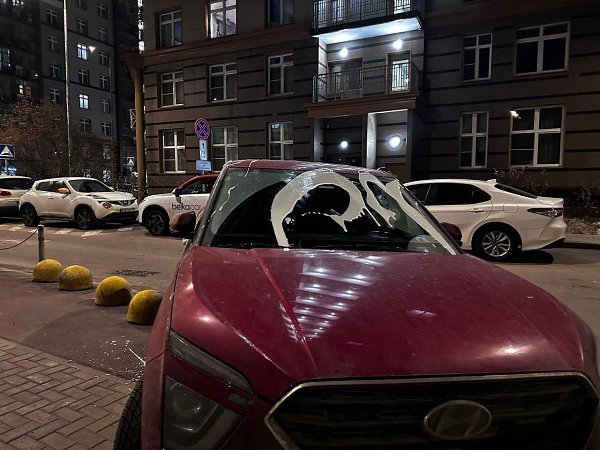 В Новой Москве неизвестный человек поливает кефиром автомобили, припаркованные неправильно. Жители ... - 3