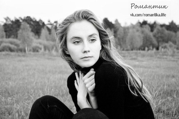 Я шла по жизни, делая ошибки, И набивала шишки, синяки, И делала на юный возраст скидки, На ветер в ...