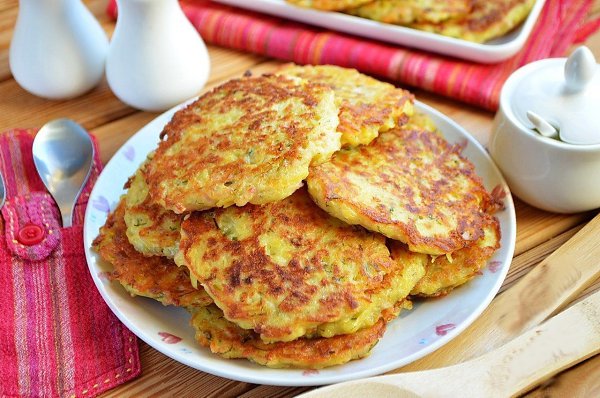 Дранички с ветчиной, сыром и зеленью.Ингредиенты:Картофель — 6 ШтукЛук — 1 ШтукаВетчина — 200 ...