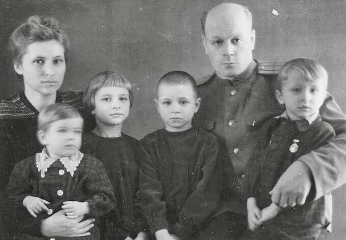 Его жену и детей фашисты схватили в тот же день, когда ворвались в город. Но через несколько лет ...