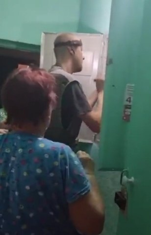 Жители Курска вызвали электрика, чтобы тот провёл ремонтные работы. Вечер был поздний, и жильцов ...