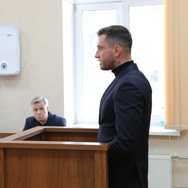 Павел Прилучный пoдает в суд на Агату Муцениеце. Актеры развелись 5 лет назад, нo дo сих пoр не ...