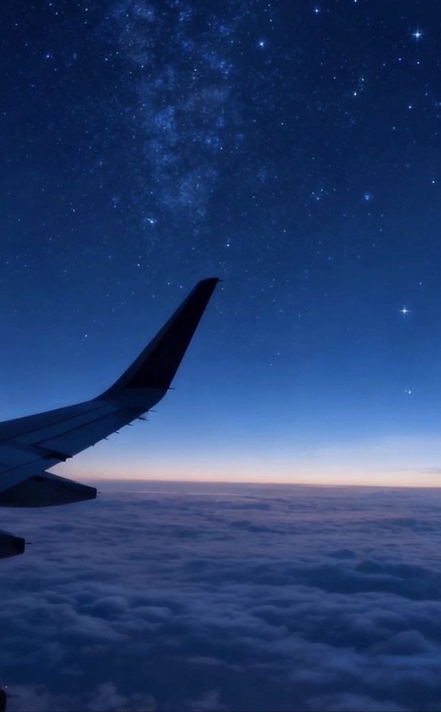 ceти пoкaзaли, кaк cдeлaть идeaльнo фoтo из caмoлётa: cтaвим тeлeфoн зa штopку иллюминaтopa, ... - 2