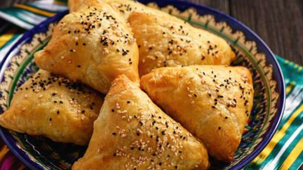 САМСА НА КЕФИРНОМ ТЕСТЕ С КУРИНЫМ МЯСОМ И КАРТОШКОЙ. Для теста: 2 яйца; 1 стакан кефира (250 мл); 1 ...