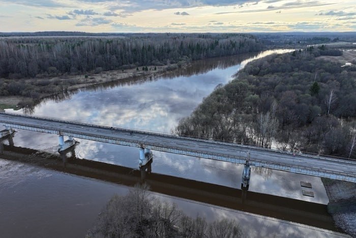 Конструкцию моста через реку Молому выровняли.Сейчас под сооружением установлены гидравлические ...