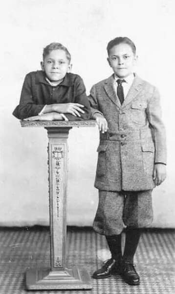 27 августа 1911 года у Джона Экхарта и его жены Эмели должен был родиться ребёнок. Мальчика ...