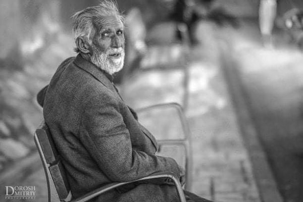 "... Направились к выходу, и случайно задел я своим посохом дверь в соседнюю комнату. ...