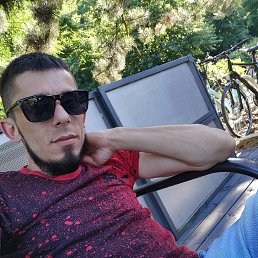 Amiko, 37, 