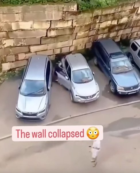 Стена обрушилась прямо на машины. Надеемся, страховая покрывает и такие случаи! - 2