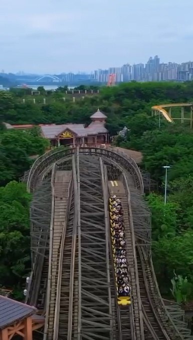 Горки над городом: где аттракционы соревнуются с небоскрёбами.Визги радости перекрывают шум улиц, а ... - 2