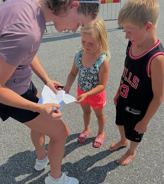 Сестры Эберг раздают автографы юным фанатам. - 2