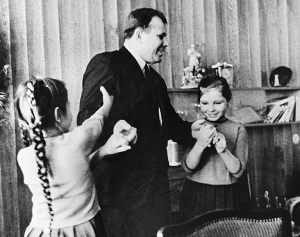 Это одна из последних фотографий Гагарина. На ней Юрий Алексеевич со своими дочерьми - Еленой ...