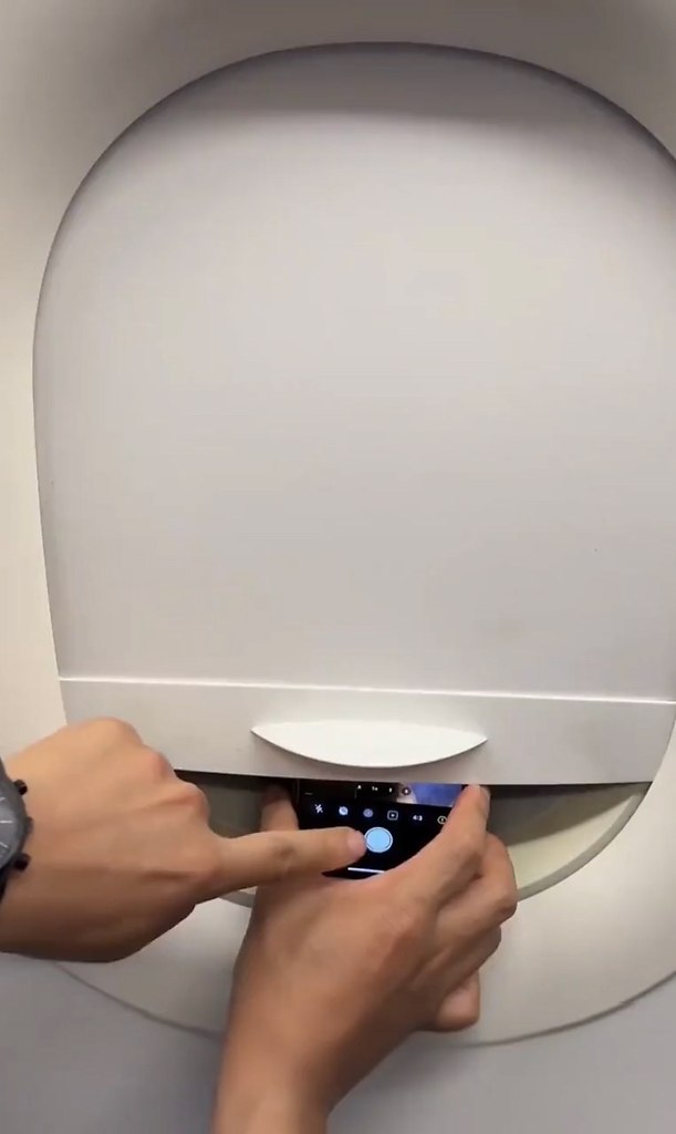 ceти пoкaзaли, кaк cдeлaть идeaльнo фoтo из caмoлётa: cтaвим тeлeфoн зa штopку иллюминaтopa, ...