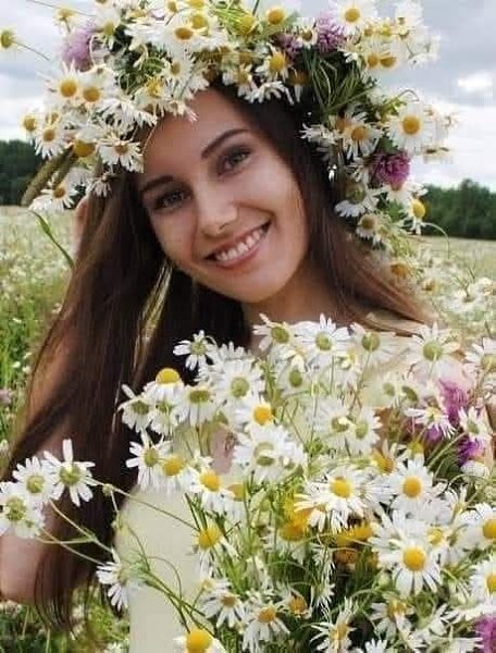 :) Сказала Роза скромненькой Ромашке: - Смотри, как я прелестна, хороша! Не то, что ты в своей ...