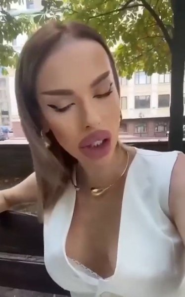 А она точно ни в каком фильме ужасов не снималась?