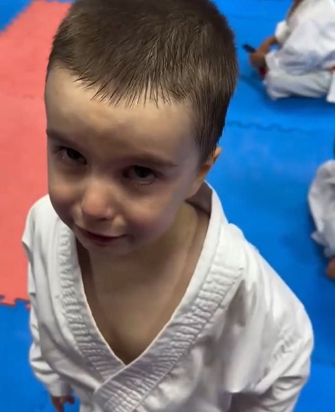 Тот самый мальчик, который на тренировках хотел к маме и не умел бить в голову, стал чемпионом. ...