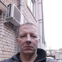 Aleksandr, 42, 