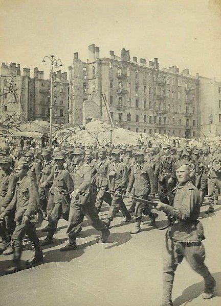 Красноармеец сопровождает колонну немецких военнопленных в Киеве. 1944 г.