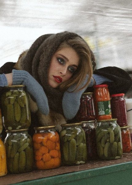 Тогда, когда любовей с нами нет, Тогда, когда от холода горбат, Достань из чемодана пистолет, ...