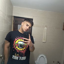 Sebastián, 21,  