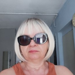 Lulu, 54, 