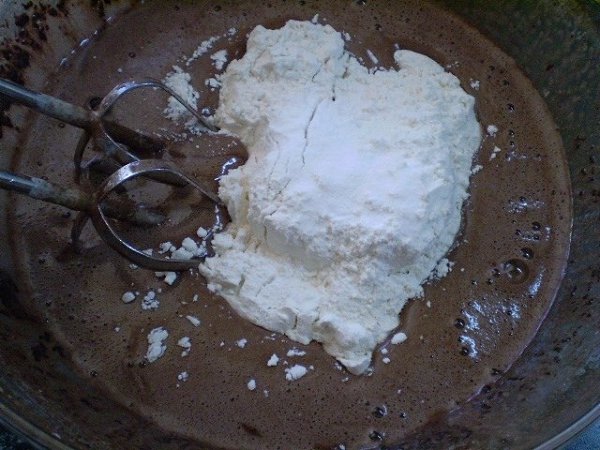Воздушный шоколадный бисквит.Смешайте все ингредиенты миксером до однородного теста. Выпекайте в ... - 6