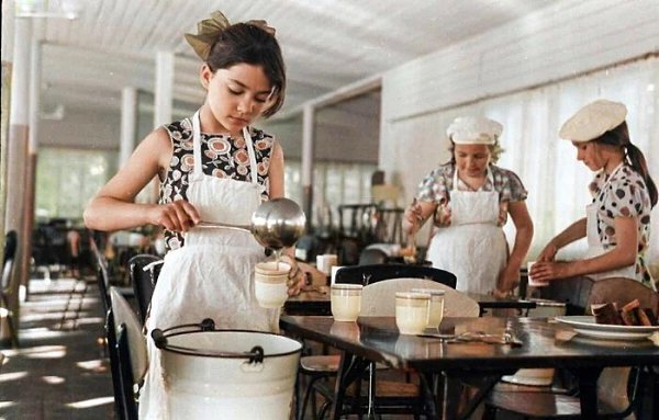 Столовая пионерского лагеря, 1970-е. Как здорово было быть дежурным!