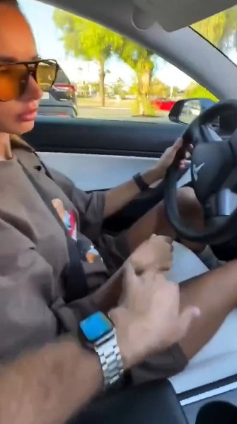 Мужчина запечатлел на камеру реакцию своей девушки на автоматическую парковку Tesla. Это мечта всех ... - 2